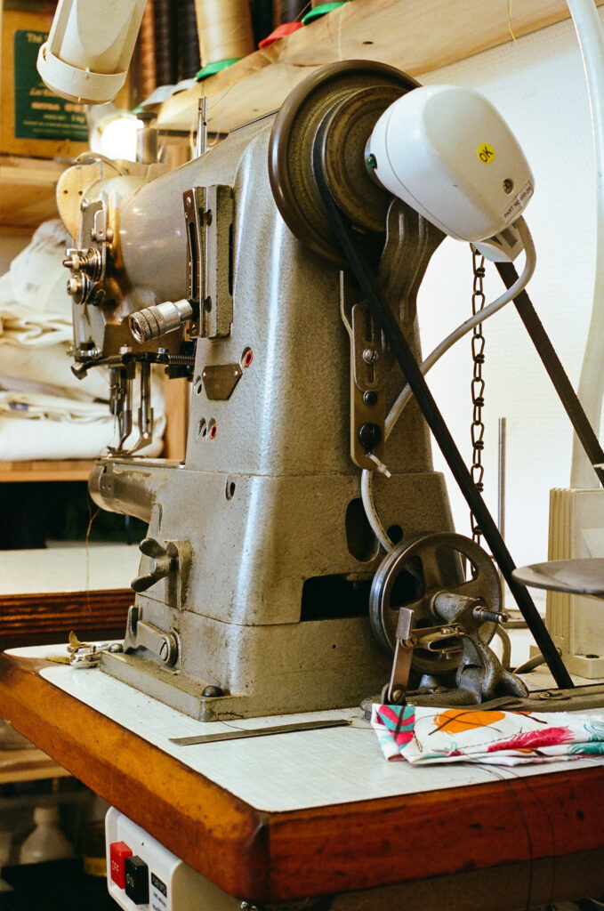 Vue sur la machine à coudre le cuir de l'atelier Kaboom maroquinerie artisanale à Rochefort.