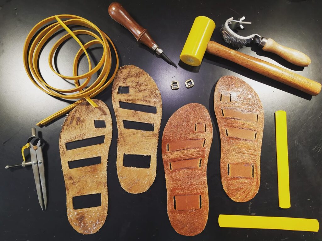 Fabrication d'une paire de sandale artisanale par l'atelier Kaboom avec les différents pièces qui composent les chaussures.