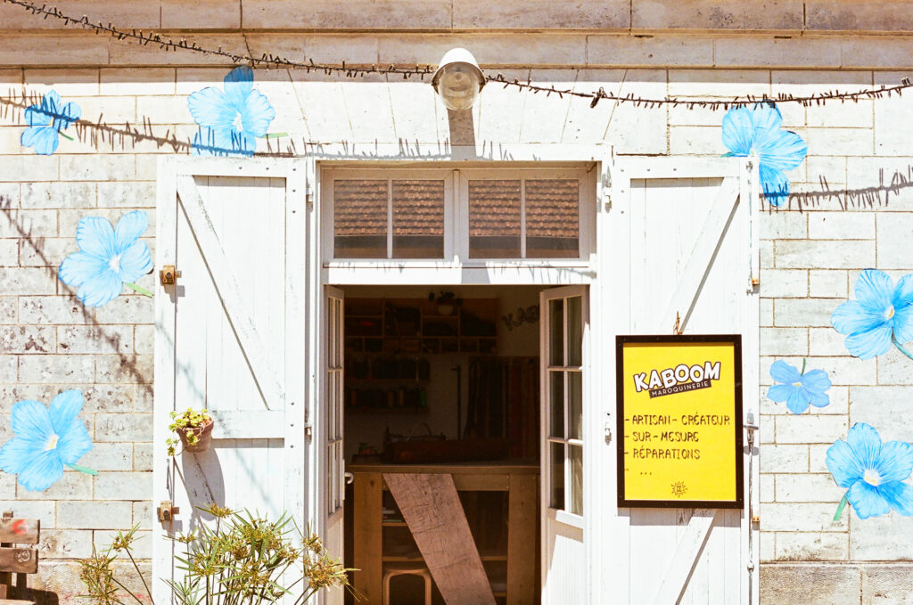 Vue sur l'atelier Kaboom maroquinerie à rochefort