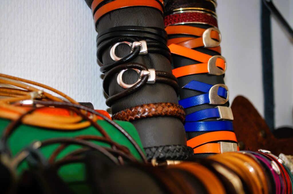 Modèles de bracelets réalisés de façon artisanale par l'atelier Kaboom maroquinerie.