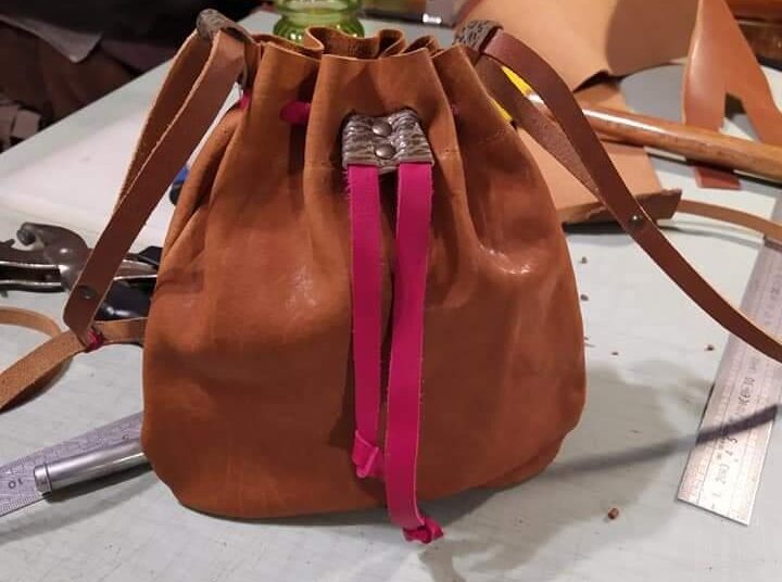 Modèle de sac réalisé par une stagiaire pendant un stage d'initiation au travail de maroquinerie artisanale au sein de l'atelier Kaboom maroquinerie