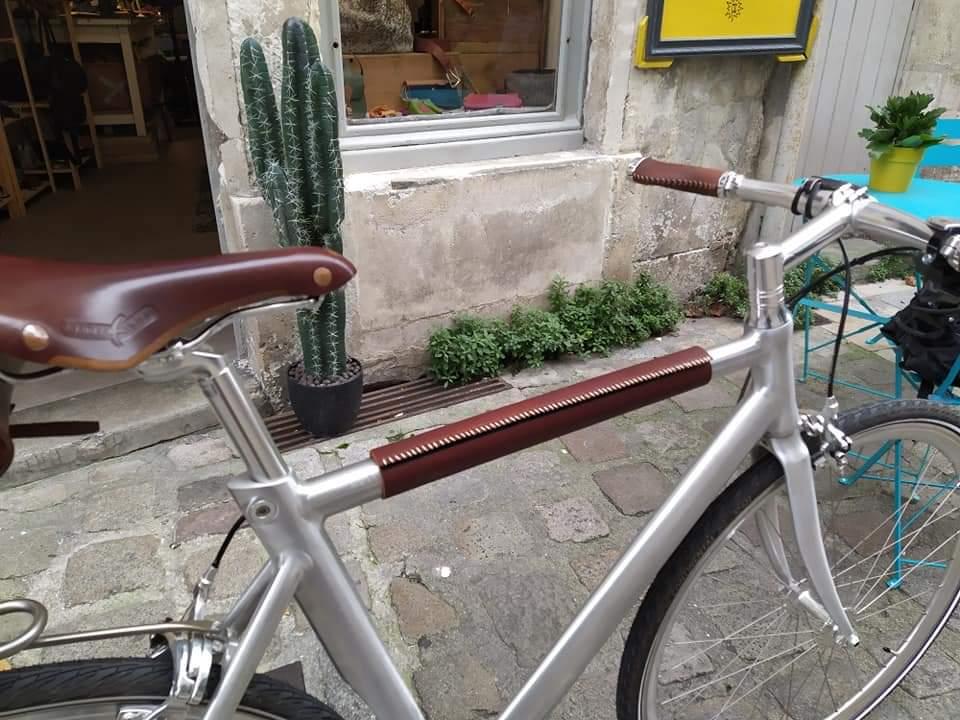 Pièce pour vélo fabriquée sur mesure par l'atelier de maroquinerie artisanale Kaboom maroquinerie.