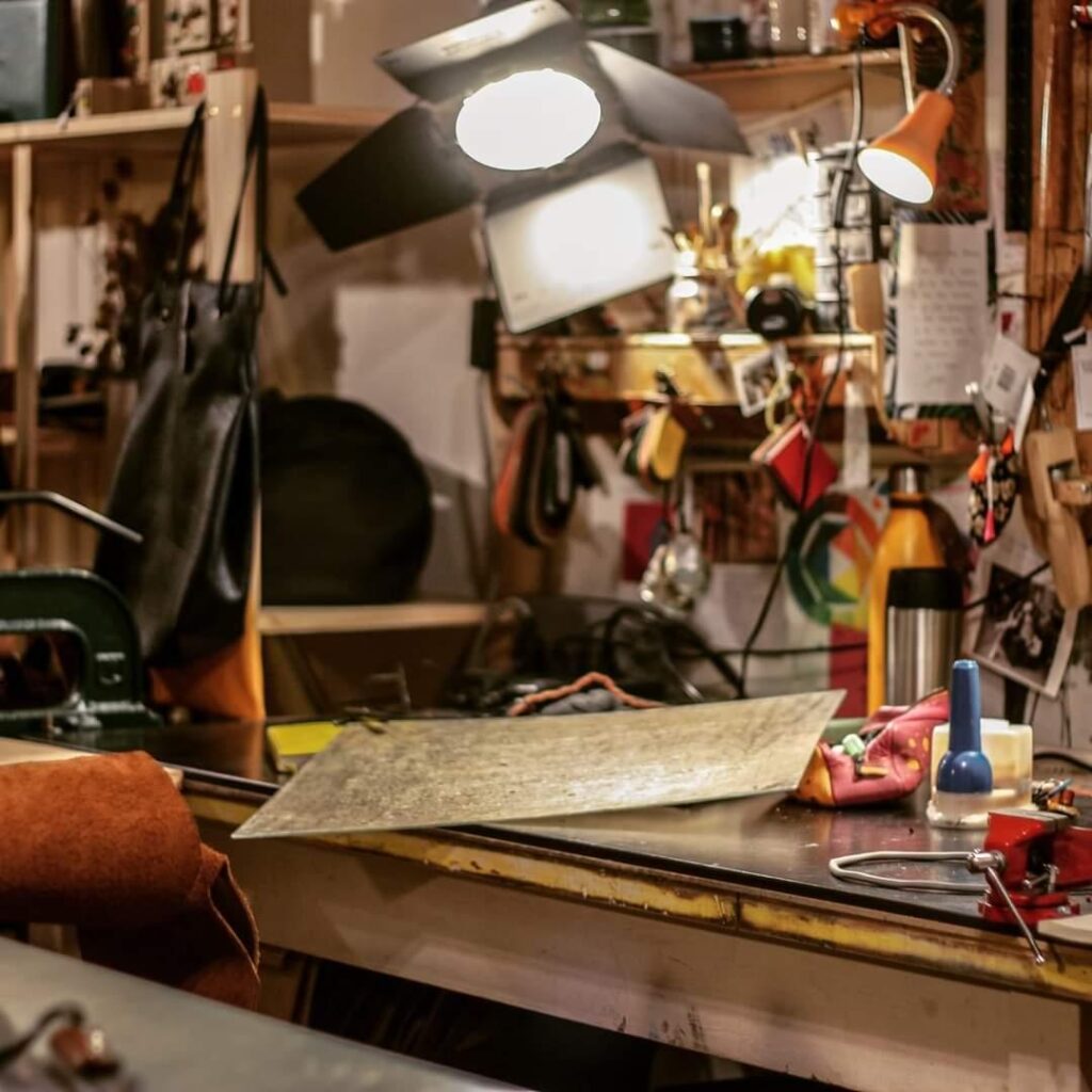 Vue sur l'étable de travail de l'atelier de maroquinerie artisanale Kaboom maroquinerie.