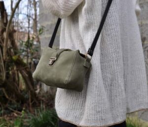 Sac de maroquinerie artisanale fabriqué par Kaboom maroquinerie. Cuir pleine fleur, intérieur doublé coton. Petit sac de forme rectangle, cuir vert finition pull up