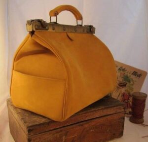 Sac de maroquinerie artisanale fabriqué par Kaboom maroquinerie. Cuir pleine fleur, intérieur doublé coton. Sac de voyage 48h, imitation sac anciens, cuir jaune nubuck