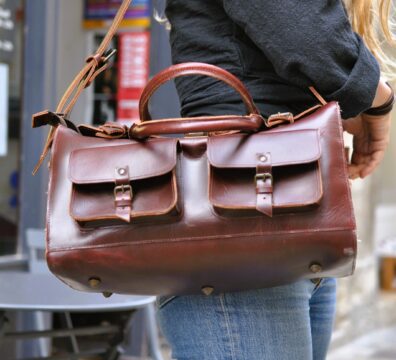 Sac de maroquinerie artisanale fabriqué par Kaboom maroquinerie. Cuir pleine fleur, intérieur doublé coton. sac style malette de médecin à l'ancienne, cuir marron rouge lisse