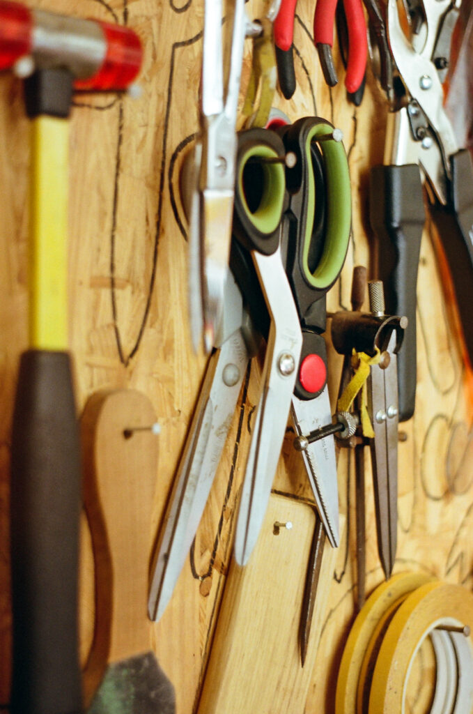 vue sur les outils de l'atelier Kaboom maroquinerie artisanale à Rochefort